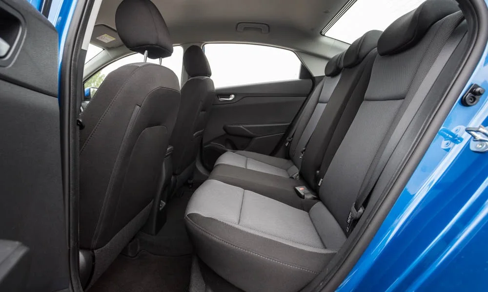 Фото Hyundai Solaris — задние сиденья. Второй ряд: профиль дивана, подголовники и обивка из практичной ткани. Крепления ISOFIX для детских кресел — в основании спинки Hyundai Solaris — задние сиденья