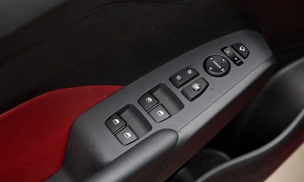 Фото Hyundai Solaris — регулировки сиденья. Электроприводы кресла: клавиши на боковине Hyundai Solaris — регулировки сиденья