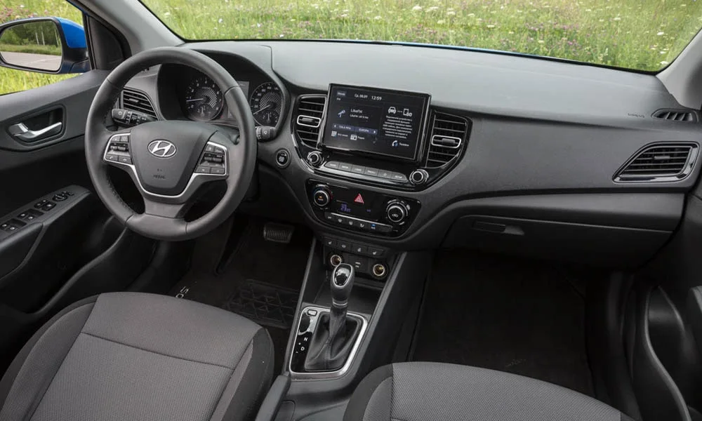 Фото Hyundai Solaris — руль. Обшивка обода и компоновка спиц крупным планом. Обогрев обода — опция, которую оценят зимой Hyundai Solaris — руль