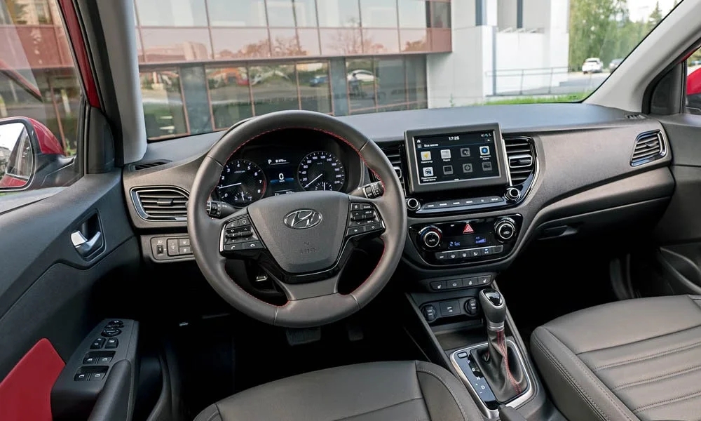 Фото Hyundai Solaris — руль, фото 2. Обшивка обода и компоновка спиц крупным планом Hyundai Solaris — руль, фото 2
