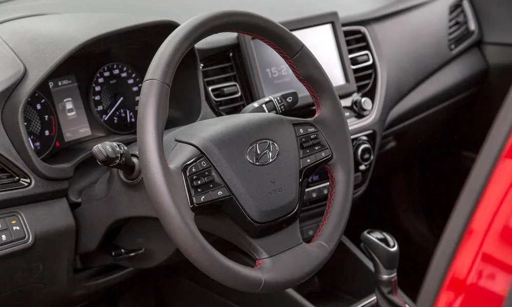 Фото Hyundai Solaris — руль, фото 3. Обшивка обода и компоновка спиц крупным планом. Обогрев обода — опция, которую оценят зимой Hyundai Solaris — руль, фото 3