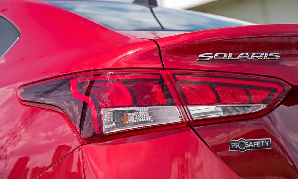 Фото Hyundai Solaris — задние фонари. Рассеиватель фонаря вблизи: компоновка секций габарита, стопа и поворотника Hyundai Solaris — задние фонари