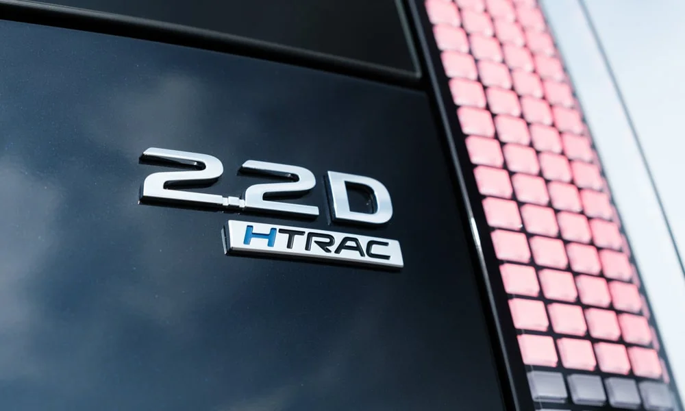 Фото Hyundai Staria (2022) — эмблема. Логотип марки крупным планом Hyundai Staria (2022) — эмблема