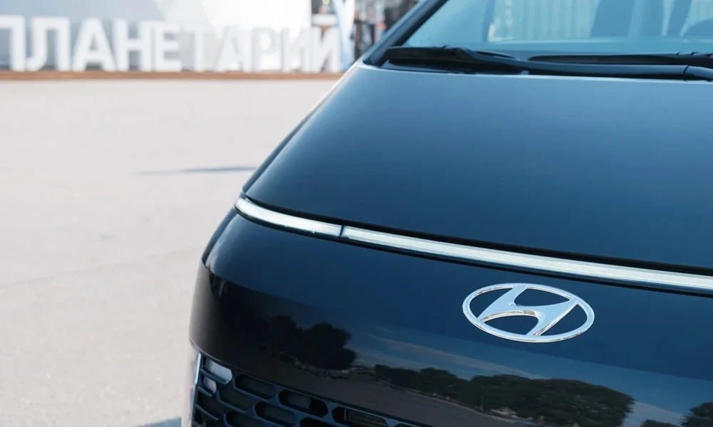 Фото Hyundai Staria (2022) — вид спереди, фото 7. Оптика, решётка и бампер — первое впечатление о модели. Дневные ходовые огни включаются автоматически с запуском Hyundai Staria (2022) — вид спереди, фото 7