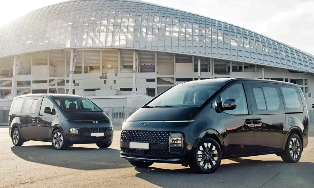 Фото Hyundai Staria (2022) — вид спереди, фото 8. Чёрный кузов, строгая симметрия оптики — базовый ракурс знакомства с дизайном Hyundai Staria (2022) — вид спереди, фото 8