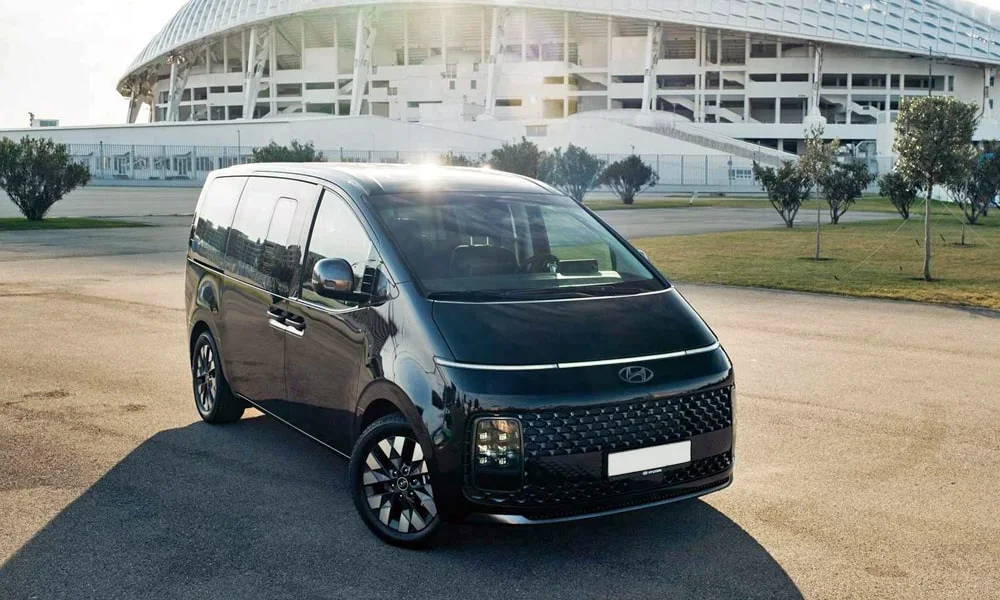 Фото Hyundai Staria (2022) — вид спереди, фото 11. Оптика, решётка и бампер — первое впечатление о модели. Дневные ходовые огни включаются автоматически с запуском Hyundai Staria (2022) — вид спереди, фото 11