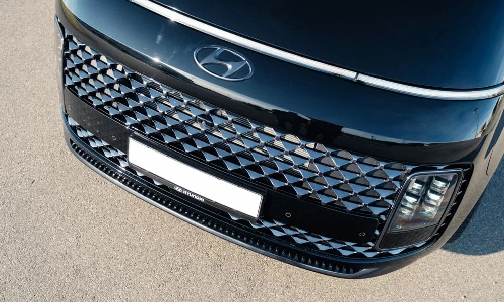 Фото Hyundai Staria (2022) — решётка радиатора. Фирменный рисунок облицовки — визитная карточка марки Hyundai Staria (2022) — решётка радиатора