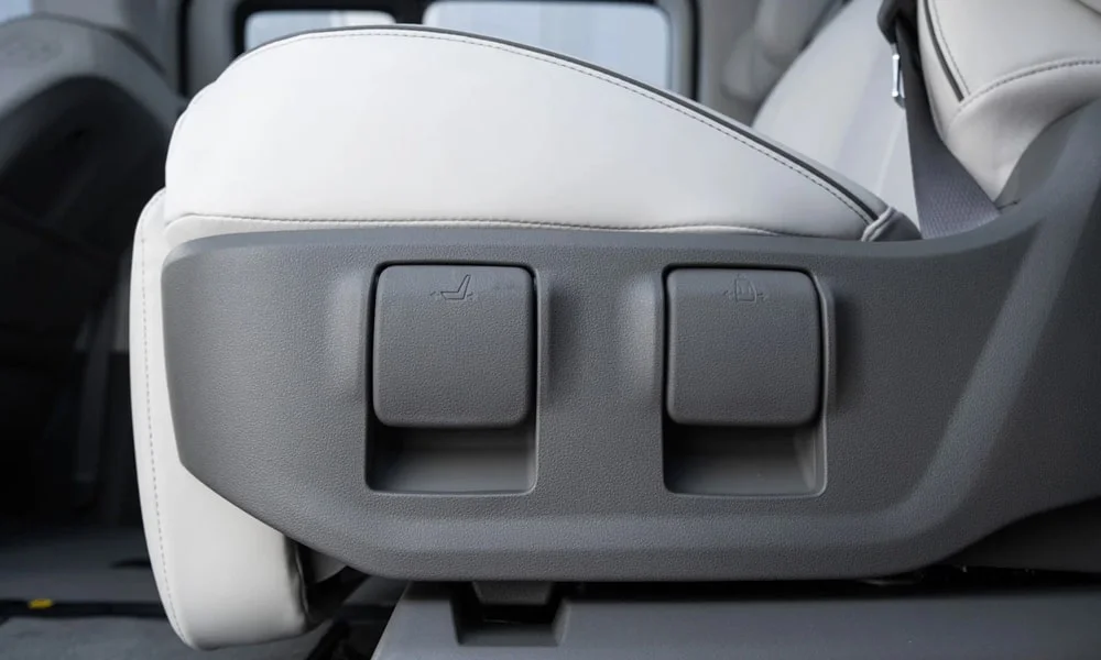 Фото Hyundai Staria (2022) — интерьер, фото 2. Общий план салона: архитектура панели, консоль и кресла Hyundai Staria (2022) — интерьер, фото 2