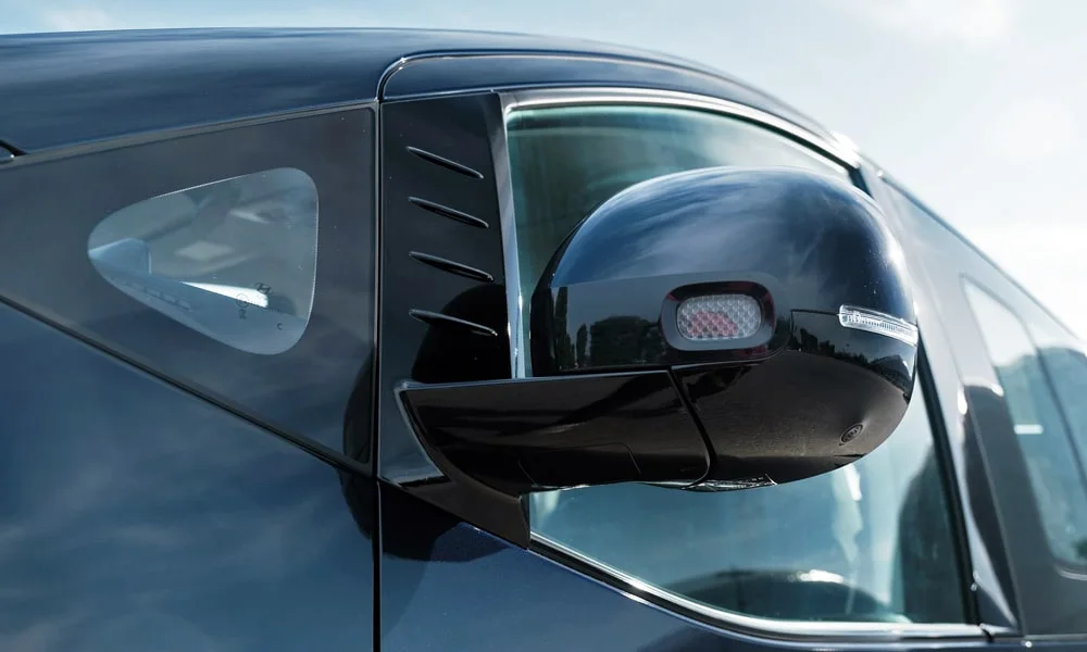 Фото Hyundai Staria (2022) — наружное зеркало. Корпус с повторителем поворота; у ряда версий здесь же камера кругового обзора Hyundai Staria (2022) — наружное зеркало