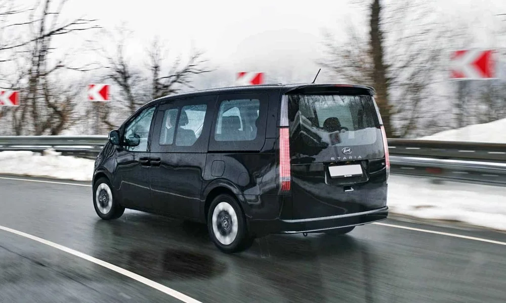 Фото Hyundai Staria (2022) — вид сзади, фото 5. Корма в чёрном цвете: графика фонарей и пластика пятой двери. Светодиодная полоса или раздельные секции — задняя оптика стала главным украшением кормы Hyundai Staria (2022) — вид сзади, фото 5