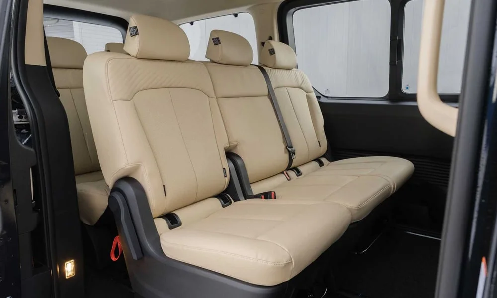 Фото Hyundai Staria (2022) — задние сиденья, фото 2. Посадка второго ряда: подголовники и подлокотник Hyundai Staria (2022) — задние сиденья, фото 2