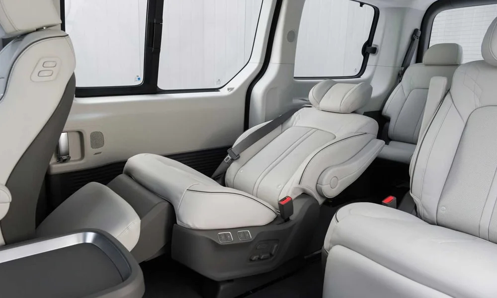 Фото Hyundai Staria (2022) — задние сиденья, фото 7. Посадка второго ряда: подголовники и подлокотник. Спинки складываются под длинные грузы у большинства версий Hyundai Staria (2022) — задние сиденья, фото 7