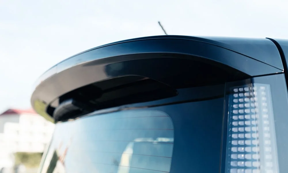 Фото Hyundai Staria (2022) — крыша. Линия крыши и панорамное остекление с высоты. Панорамное стекло зрительно увеличивает салон; шторка спасает в жару Hyundai Staria (2022) — крыша