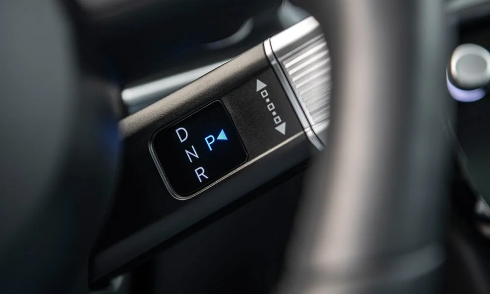 Фото Hyundai Tucson N Line (2024) — подрулевой переключатель. Все ежедневные функции — под пальцами, на рычагах у руля. Управление на колонке разгружает центральную консоль под ниши и зарядки Hyundai Tucson N Line (2024) — подрулевой переключатель