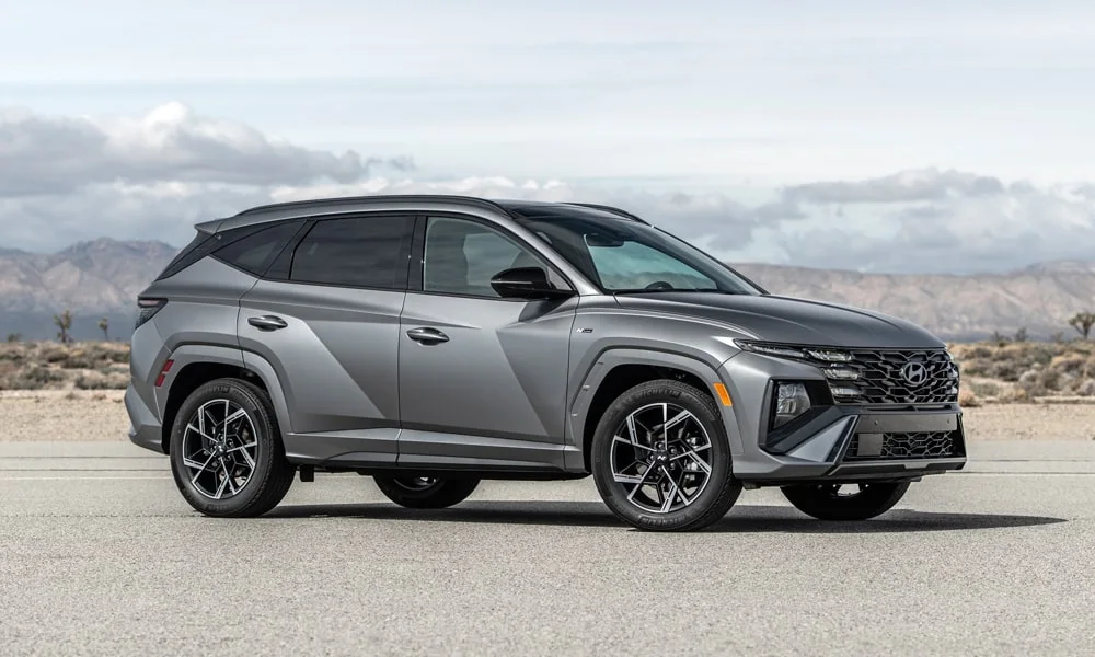 Фото Hyundai Tucson N Line (2024) — вид спереди. Анфас: пропорции капота, посадка кузова и графика ходовых огней. Рисунок ходовых огней — подпись модели, по нему её узнают в потоке Hyundai Tucson N Line (2024) — вид спереди