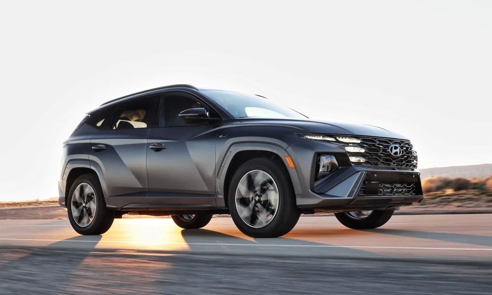 Фото Hyundai Tucson N Line (2024) — вид спереди, фото 3. Серый кузов, строгая симметрия оптики — базовый ракурс знакомства с дизайном Hyundai Tucson N Line (2024) — вид спереди, фото 3
