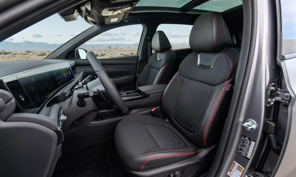 Фото Hyundai Tucson N Line (2024) — интерьер. Общий план салона: архитектура панели, консоль и кресла. Светлая гамма зрительно расширяет салон, тёмная — практичнее в уходе Hyundai Tucson N Line (2024) — интерьер
