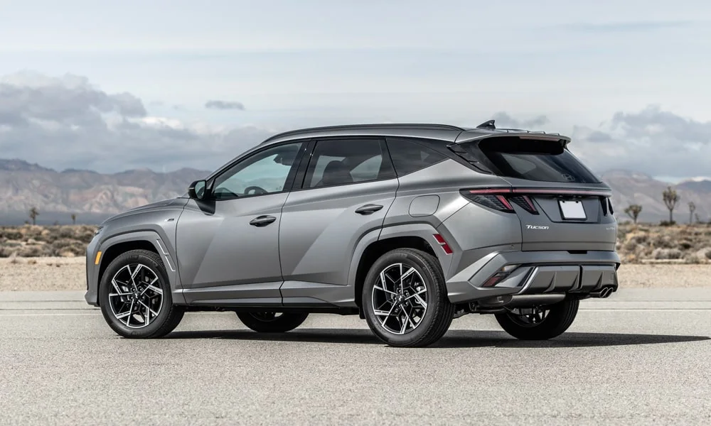 Фото Hyundai Tucson N Line (2024) — вид сзади. Корма в сером цвете: графика фонарей и пластика пятой двери Hyundai Tucson N Line (2024) — вид сзади