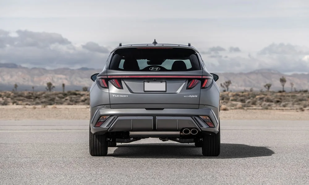 Фото Hyundai Tucson N Line (2024) — вид сзади, фото 2. Графика фонарей, бампер и оформление пятой двери. Светодиодная полоса или раздельные секции — задняя оптика стала главным украшением кормы Hyundai Tucson N Line (2024) — вид сзади, фото 2