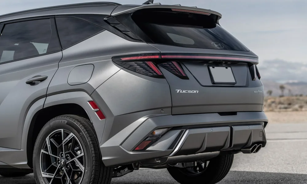 Фото Hyundai Tucson N Line (2024) — вид сзади, фото 4. Серый кузов сзади — фонари и бампер определяют ночной образ модели. Светодиодная полоса или раздельные секции — задняя оптика стала главным украшением кормы Hyundai Tucson N Line (2024) — вид сзади, фото 4