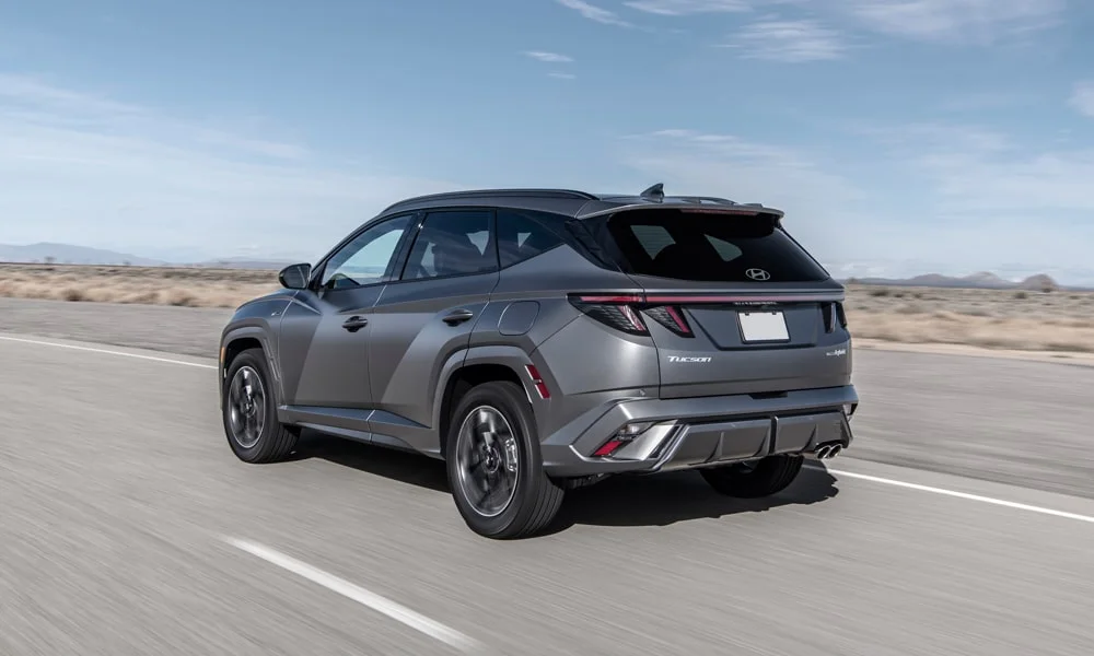 Фото Hyundai Tucson N Line (2024) — вид сзади, фото 6. Линия крыши, стойки и задняя дверь в сером исполнении. Насадки выхлопа или их имитация внизу бампера различают версии Hyundai Tucson N Line (2024) — вид сзади, фото 6