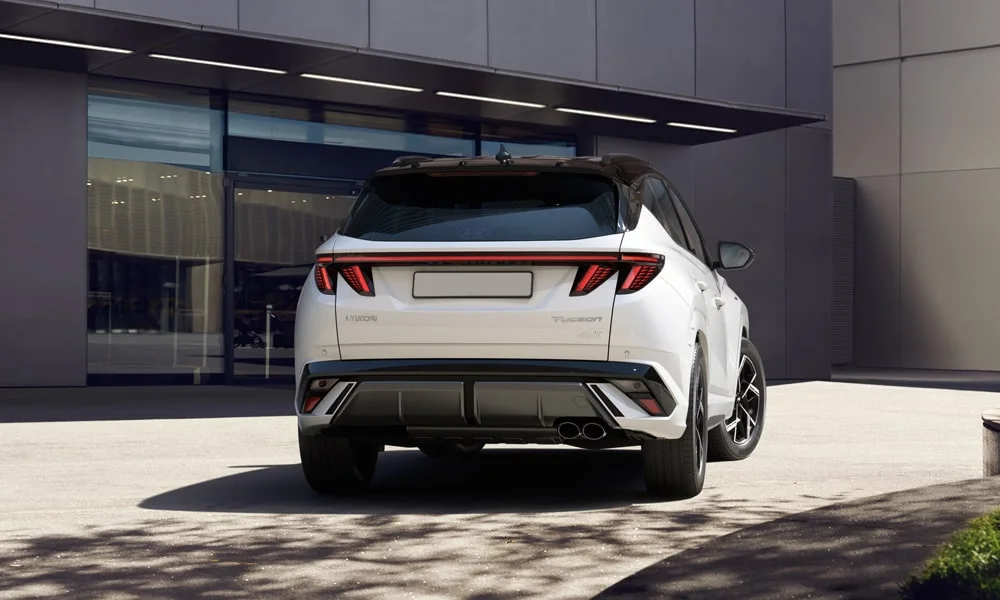 Фото Hyundai Tucson N Line (2024) — вид сзади, фото 7. Графика фонарей, бампер и оформление пятой двери. Светодиодная полоса или раздельные секции — задняя оптика стала главным украшением кормы Hyundai Tucson N Line (2024) — вид сзади, фото 7