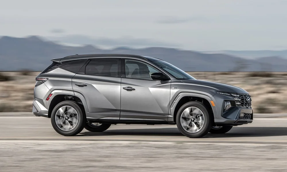 Фото Hyundai Tucson N Line (2024) — вид сбоку, фото 2. Профиль кузова: колёсная база, свесы и линия остекления Hyundai Tucson N Line (2024) — вид сбоку, фото 2