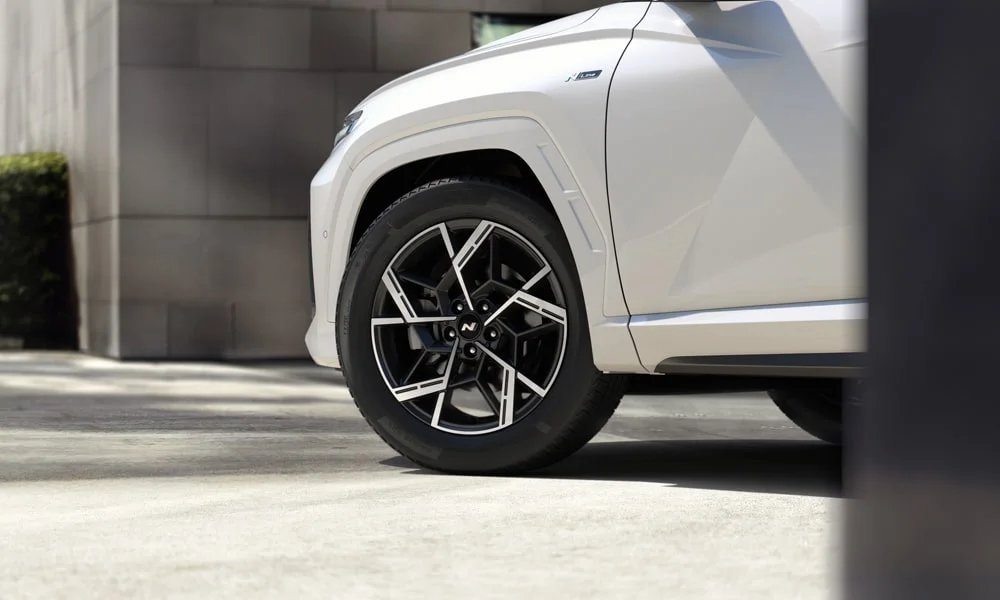 Фото Hyundai Tucson N Line (2024) — колесо и диск. Дизайн спиц и профиль резины крупным планом. Рекомендованные размеры шин и давление — на табличке в проёме водительской двери Hyundai Tucson N Line (2024) — колесо и диск