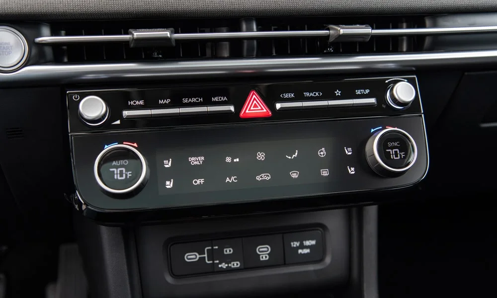 Фото Hyundai Tucson (2024) — блок климат-контроля. Панель климата крупным планом — регулировки доступны на ощупь. Отдельные клавиши климата удобнее сенсорных меню в движении Hyundai Tucson (2024) — блок климат-контроля