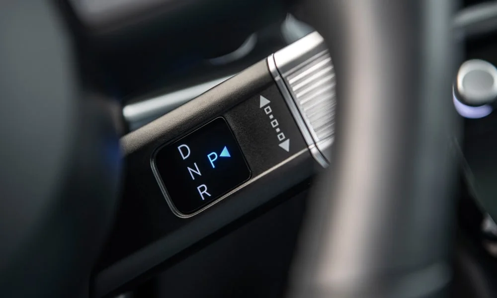 Фото Hyundai Tucson (2024) — подрулевой переключатель. Рычаг на рулевой колонке — управление без отрыва рук от руля Hyundai Tucson (2024) — подрулевой переключатель
