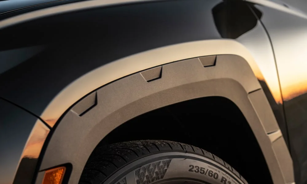 Фото Hyundai Tucson (2024) — деталь кузова. Качество подгонки панелей и окраски крупным планом Hyundai Tucson (2024) — деталь кузова