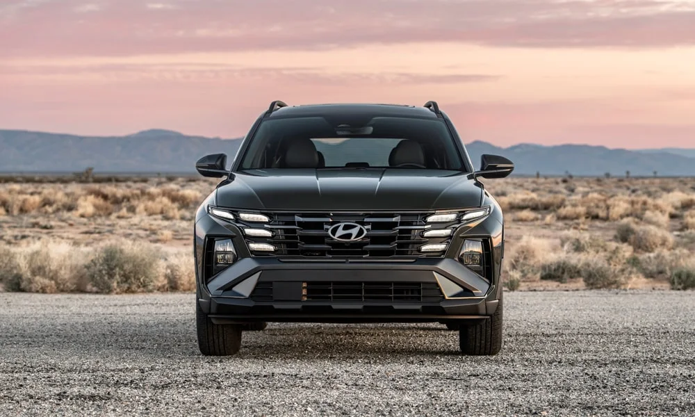 Фото Hyundai Tucson (2024) — вид спереди, фото 6. Анфас: пропорции капота, посадка кузова и графика ходовых огней Hyundai Tucson (2024) — вид спереди, фото 6