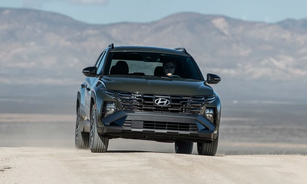 Фото Hyundai Tucson (2024) — вид спереди, фото 8. Передок в чёрном исполнении — крупная светотехника и выразительный бампер Hyundai Tucson (2024) — вид спереди, фото 8