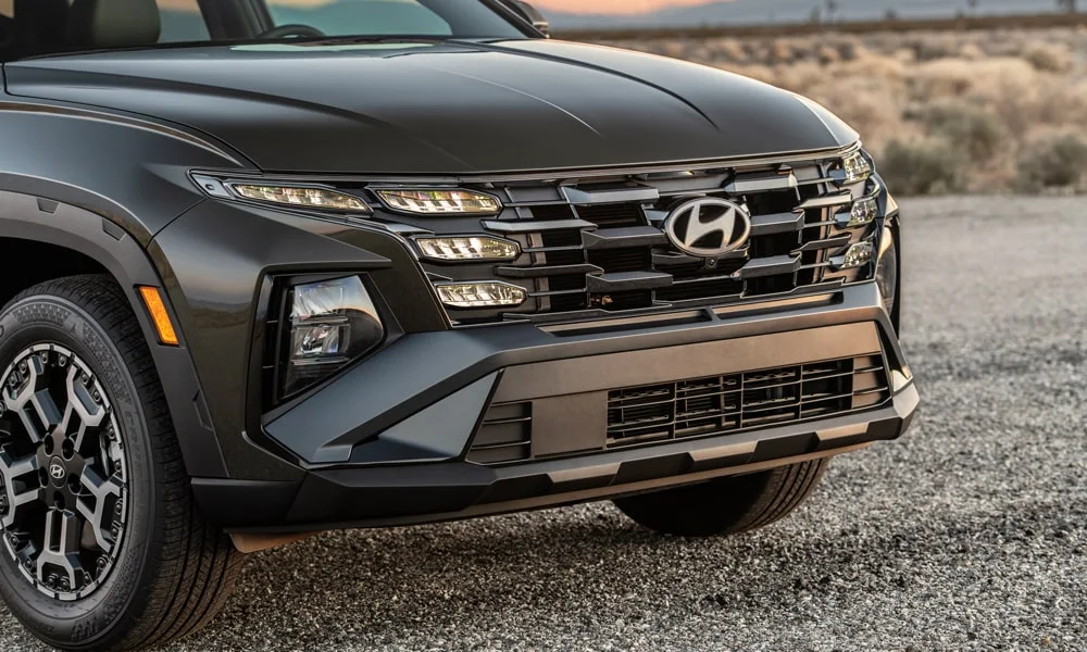 Фото Hyundai Tucson (2024) — вид спереди, фото 10. Оптика, решётка и бампер — первое впечатление о модели. Дневные ходовые огни включаются автоматически с запуском Hyundai Tucson (2024) — вид спереди, фото 10