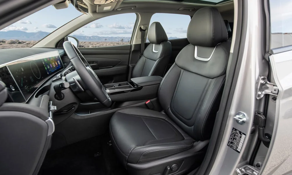 Фото Hyundai Tucson (2024) — интерьер. Общий план салона: архитектура панели, консоль и кресла Hyundai Tucson (2024) — интерьер