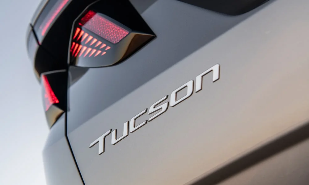Фото Hyundai Tucson (2024) — вид сзади, фото 4. Графика фонарей, бампер и оформление пятой двери. Насадки выхлопа или их имитация внизу бампера различают версии Hyundai Tucson (2024) — вид сзади, фото 4
