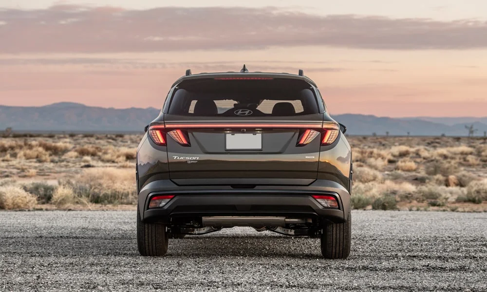 Фото Hyundai Tucson (2024) — вид сзади, фото 5. Графика фонарей, бампер и оформление пятой двери. Насадки выхлопа или их имитация внизу бампера различают версии Hyundai Tucson (2024) — вид сзади, фото 5