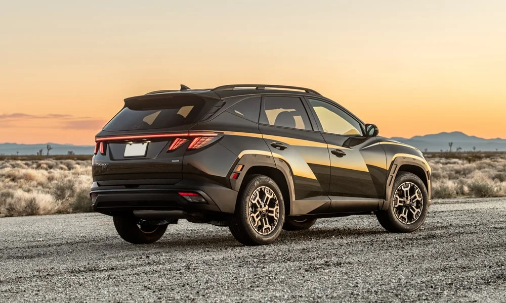 Фото Hyundai Tucson (2024) — вид сзади, фото 6. Графика фонарей, бампер и оформление пятой двери. Светодиодная полоса или раздельные секции — задняя оптика стала главным украшением кормы Hyundai Tucson (2024) — вид сзади, фото 6