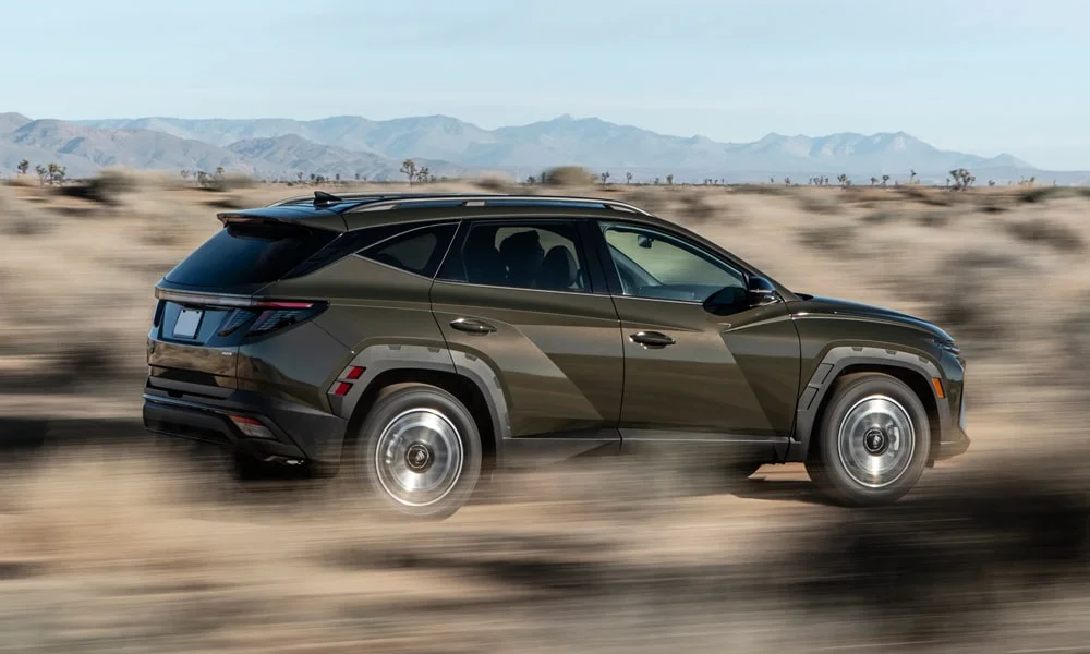 Фото Hyundai Tucson (2024) — вид сзади, фото 7. Графика фонарей, бампер и оформление пятой двери. Насадки выхлопа или их имитация внизу бампера различают версии Hyundai Tucson (2024) — вид сзади, фото 7