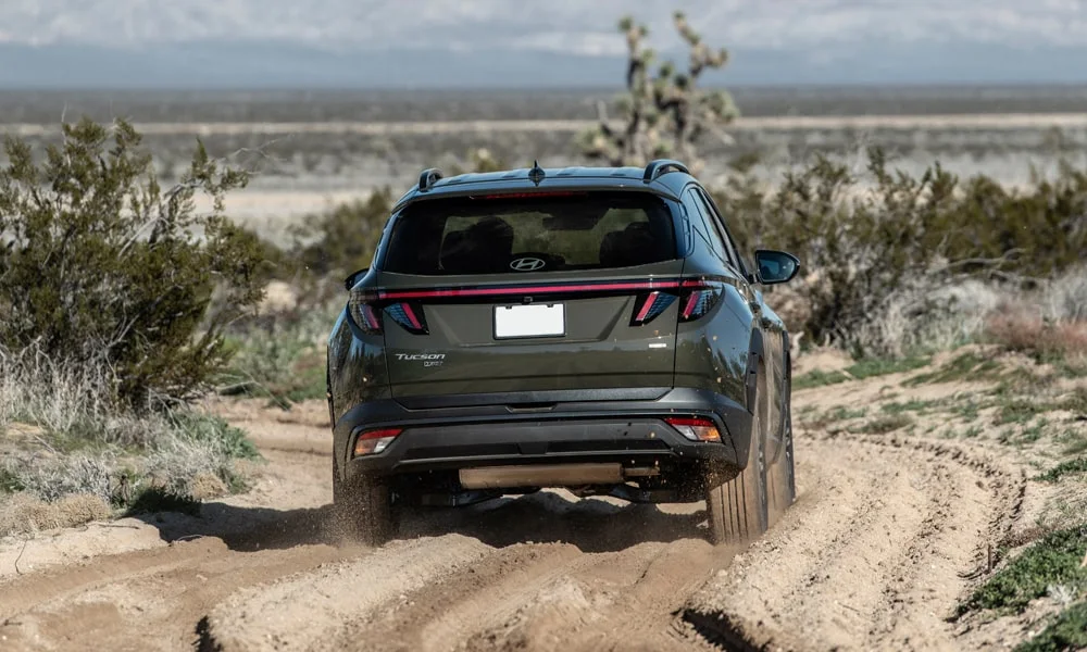 Фото Hyundai Tucson (2024) — вид сзади, фото 8. Графика фонарей, бампер и оформление пятой двери Hyundai Tucson (2024) — вид сзади, фото 8
