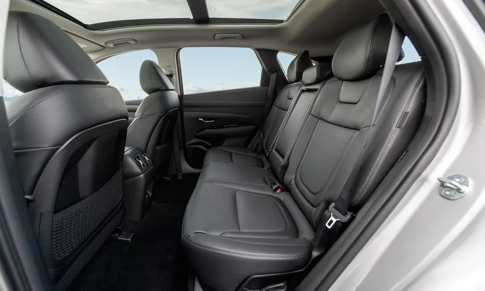 Фото Hyundai Tucson (2024) — задние сиденья. Посадка второго ряда: подголовники и подлокотник Hyundai Tucson (2024) — задние сиденья