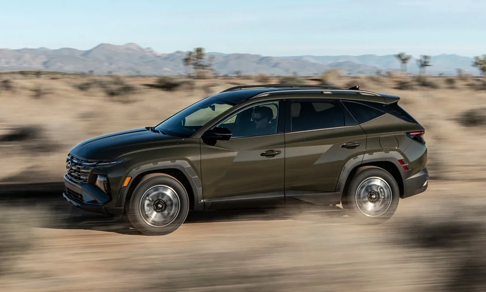 Фото Hyundai Tucson (2024) — вид сбоку, фото 3. Профиль кузова: колёсная база, свесы и линия остекления. Длинная база — простор второго ряда; короткие свесы упрощают парковку Hyundai Tucson (2024) — вид сбоку, фото 3