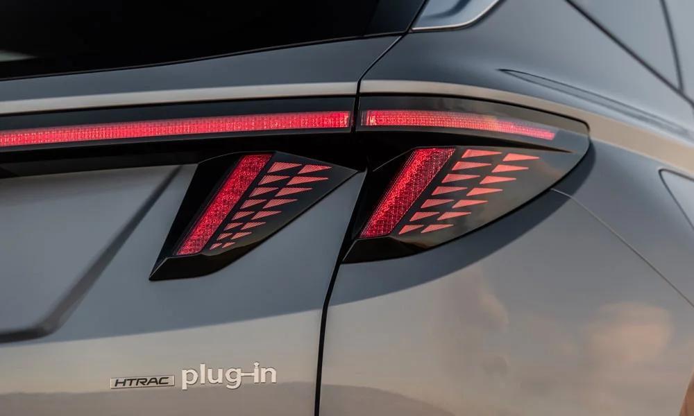Фото Hyundai Tucson (2024) — задние фонари. Рассеиватель фонаря вблизи: компоновка секций габарита, стопа и поворотника Hyundai Tucson (2024) — задние фонари