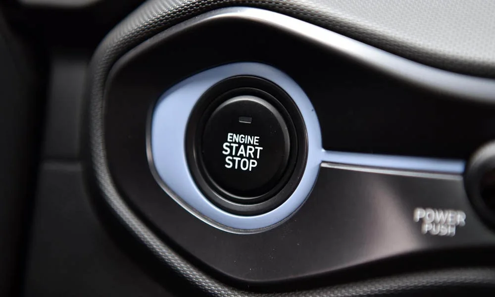 Фото Hyundai Veloster N (2024) — кнопки управления. Кнопки и переключатели: физическое управление частыми функциями. Подсветка символов ночью — деталь, которую замечаешь каждый вечер Hyundai Veloster N (2024) — кнопки управления