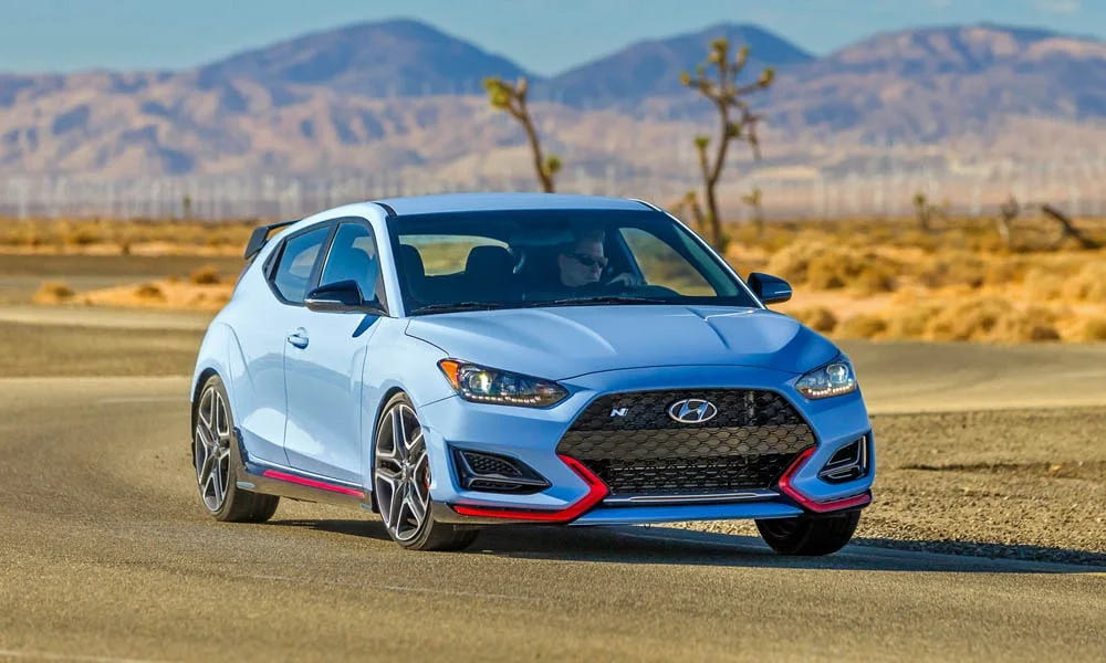 Фото Hyundai Veloster N (2024) — вид спереди, фото 5. Оптика, решётка и бампер — первое впечатление о модели. Рисунок ходовых огней — подпись модели, по нему её узнают в потоке Hyundai Veloster N (2024) — вид спереди, фото 5