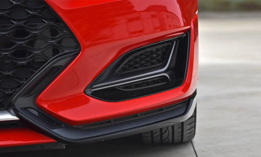 Фото Hyundai Veloster N (2024) — решётка радиатора. Рисунок решётки: сетка, ламели или глухая панель у электроверсий. За решёткой у многих комплектаций стоит радар адаптивного круиз-контроля Hyundai Veloster N (2024) — решётка радиатора