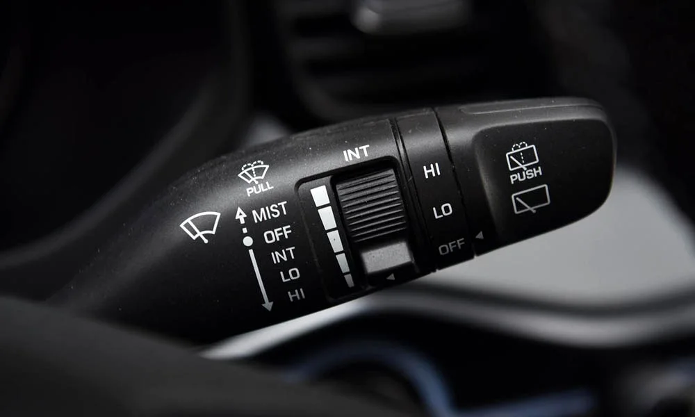 Фото Hyundai Veloster N (2024) — интерьер, фото 3. Общий план салона: архитектура панели, консоль и кресла. Светлая гамма зрительно расширяет салон, тёмная — практичнее в уходе Hyundai Veloster N (2024) — интерьер, фото 3