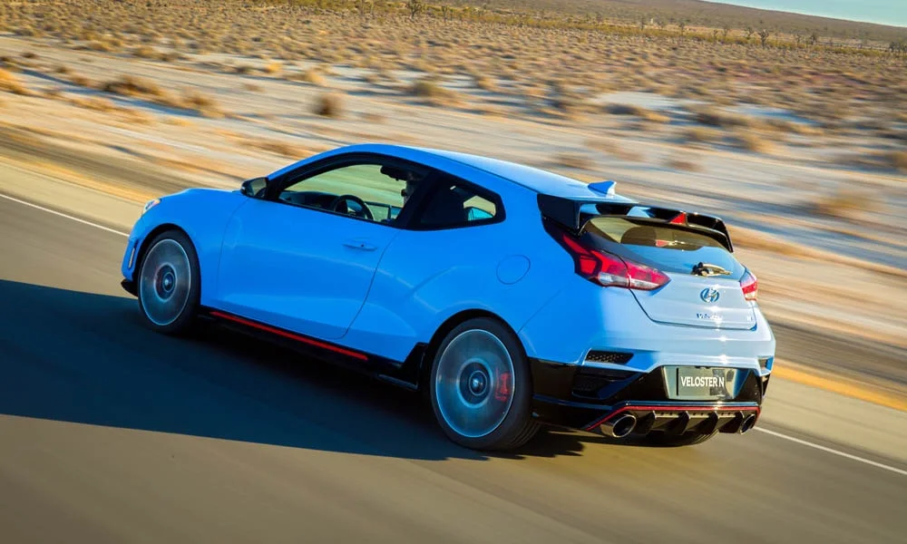 Фото Hyundai Veloster N (2024) — вид сзади, фото 6. Линия крыши, стойки и задняя дверь в синем исполнении. Светодиодная полоса или раздельные секции — задняя оптика стала главным украшением кормы Hyundai Veloster N (2024) — вид сзади, фото 6