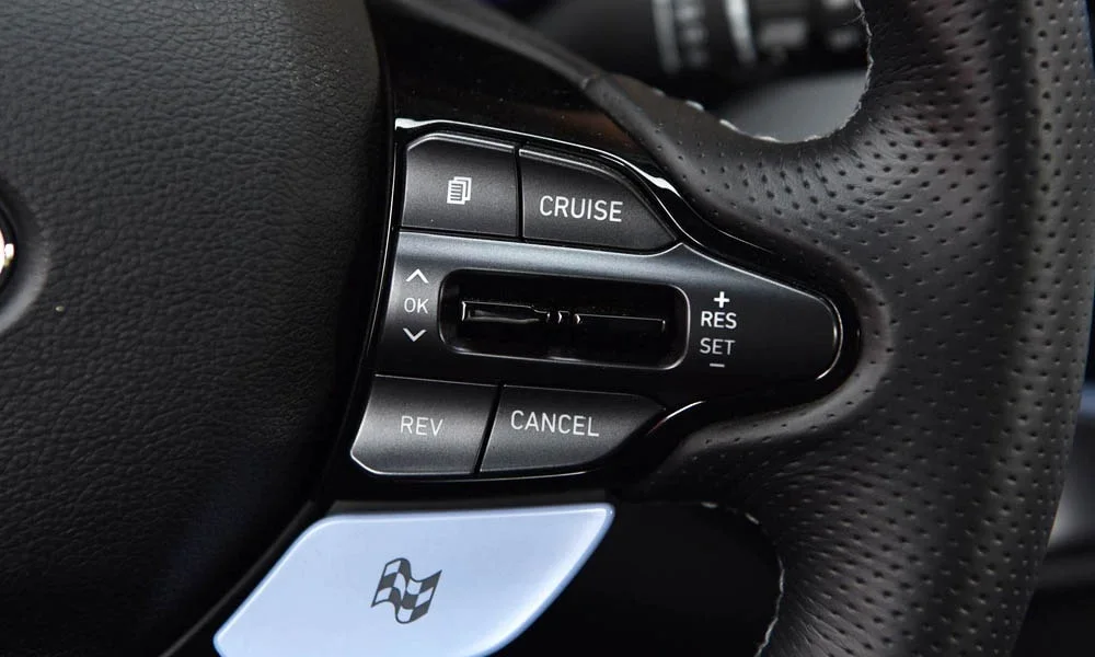 Фото Hyundai Veloster N (2024) — руль, фото 3. Обшивка обода и компоновка спиц крупным планом. Правильная посадка: руки на «9 и 3», приборы читаются поверх обода Hyundai Veloster N (2024) — руль, фото 3