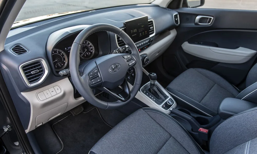 Фото Hyundai Venue — передняя панель. Компоновка экранов, дефлекторов и консоли. Мягкие материалы верхнего яруса и вставки задают уровень интерьера Hyundai Venue — передняя панель